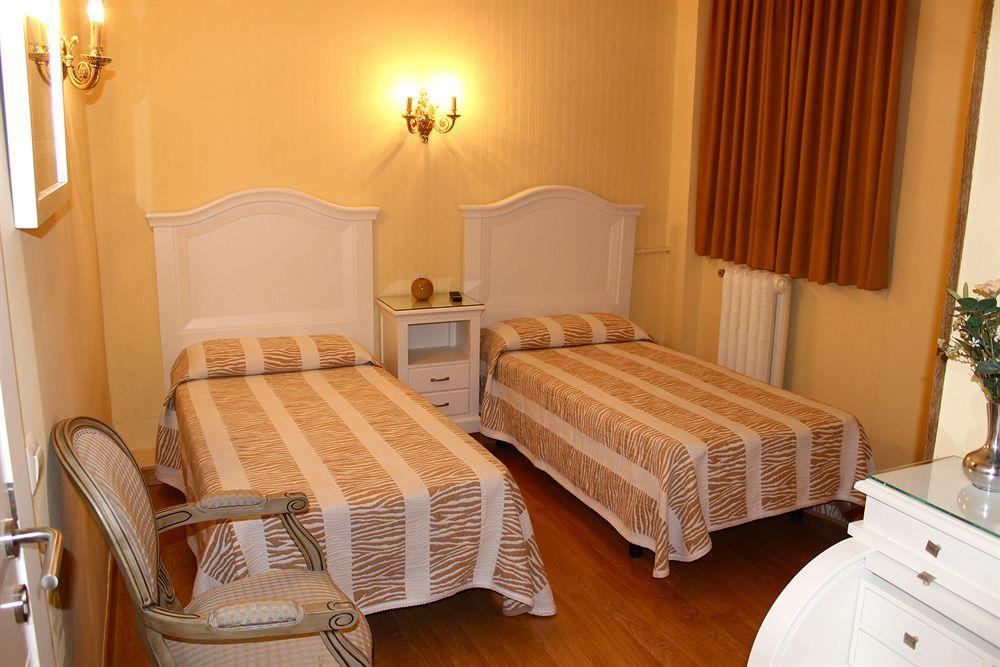 Hostal Montecarlo Мадрид Экстерьер фото